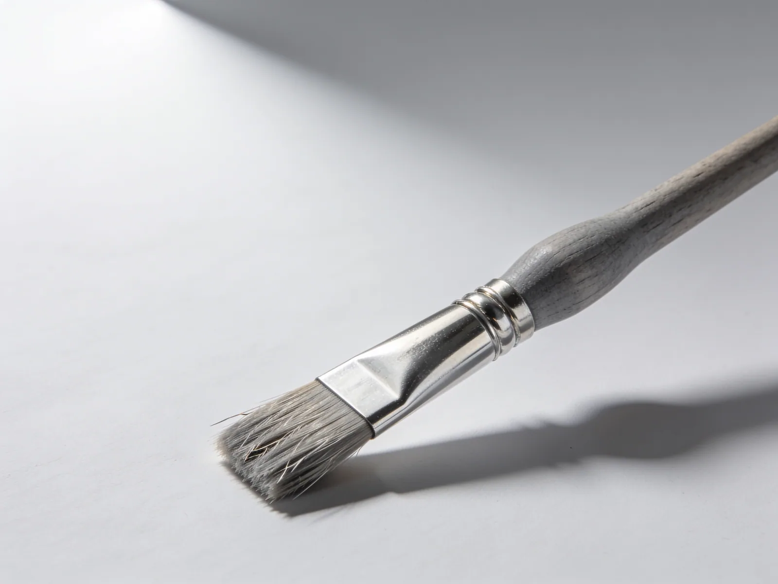 Ashfield Flat 18 — Hog bristle, 18 mm head, unlacquered ash handle