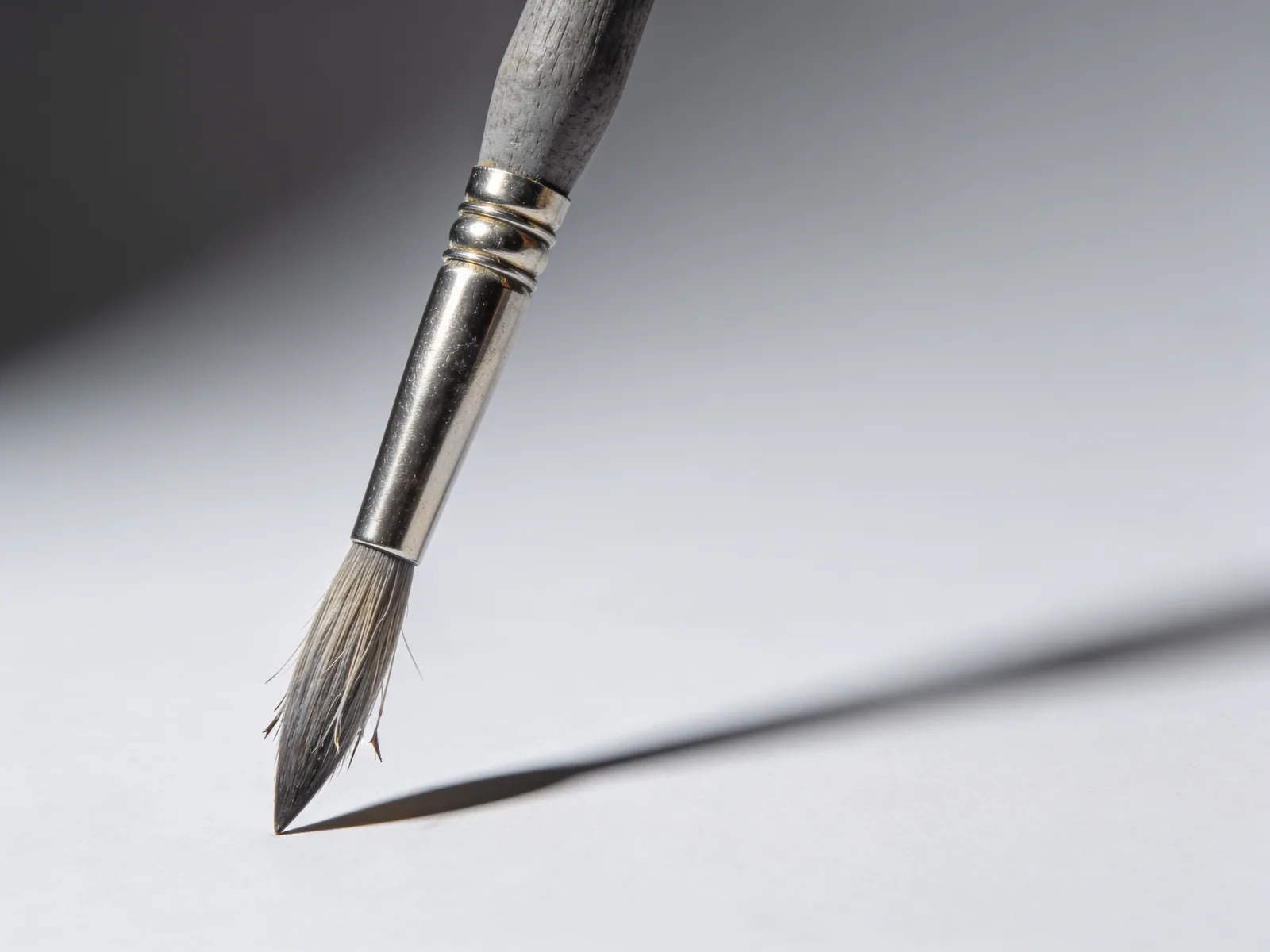 Ashfield Round 6 — Hog bristle, 6 mm head, unlacquered ash handle